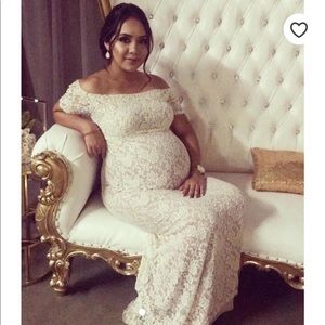 Lace maternity off the shoulder dress 👗